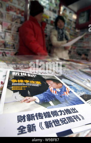 Das Jahrhundert der wöchentlichen Zeitschrift ist für Verkauf zu einem Zeitungskiosk in Shanghai, China, 13. Januar 2010 gesehen. Eine von China die meisten genau beobachtet Magazin venture Stockfoto