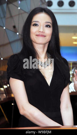 Taiwanesische Schauspielerin Shu Qi ist an der Zeremonie der Swarovski Crystal Christmas Tree in Shanghai, China, 3. Dezember 2010 gesehen. Stockfoto
