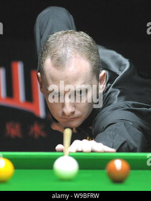 Graeme Dott von Schottland spielt einen Schuß gegen Ken Doherty von Irland in der ersten Runde der World Snooker Roewe Shanghai Masters 2010 in Shanghai, C Stockfoto