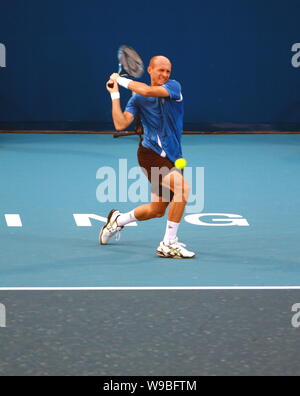 Nikolay Davydenko aus Russland liefert einen Schuß zu Marin Cilic Kroatien in der zweiten Runde der mens Single der China Open Tennisturnier auf der Nat Stockfoto