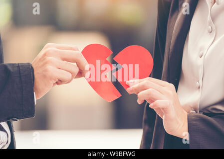 Trauer scheidung Paar hält gebrochenen Herzen. Unglückliches Verhältnis verletzt Gefühl für Liebhaber. valentine Konzept. Stockfoto