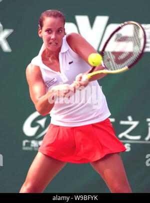 Jarmila Groth von Australien gibt einen Schuß zu Alla Kudryavtseva von Russland im Finale des Guangzhou in Guangzhou, Süd China Guangdong Stockfoto