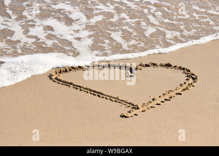 Liebe Herz an einem Strand in den Sand gezeichnet Stockfoto