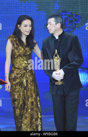 Taiwanesische Schauspielerin Shu Qi (links) und der chinesische Regisseur Feng Xiaogang sind bei der Abschlussfeier des 19 Goldenen Hahn und Hundert Blumen gesehen Stockfoto