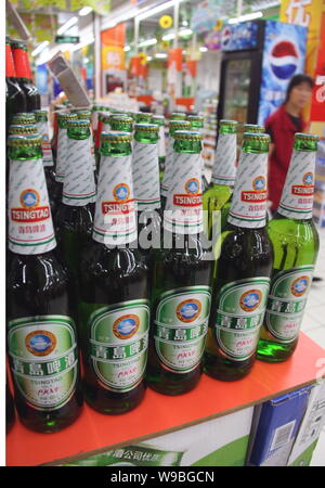 Flaschen Tsingtao Bier sind für den Verkauf in einem Supermarkt in Nantong Stadt gesehen, East China Jiangsu Provinz, 1. September 2010. Vor kurzem, Jing Tageszeitung l Stockfoto