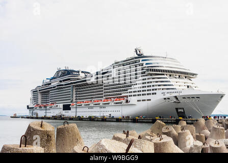 Nahaufnahme der Luxusliner MSC Meraviglia, der Name des Schiffes ist auf der Steuerbordseite geschrieben, der Hafen von Tallinn. Estland Stockfoto