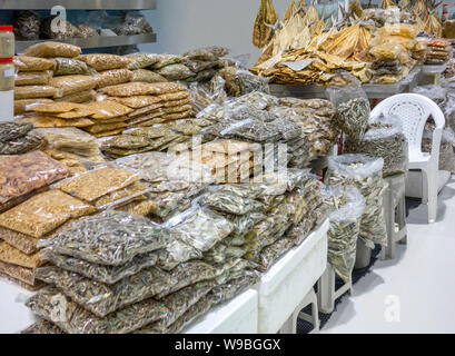 Viel getrocknetem Fisch auf einem Markt in Dubai gesehen Stockfoto