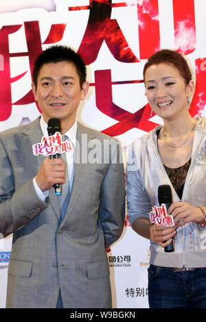 Hong Kong Schauspieler und Sänger Andy Lau (links) und chinesische Schauspielerin Gong Li Pose auf einer Pressekonferenz der neue Film, was Frauen wollen, in Peking, China, Stockfoto