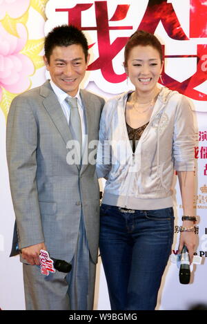 Hong Kong Schauspieler und Sänger Andy Lau (links) und chinesische Schauspielerin Gong Li Pose auf einer Pressekonferenz der neue Film, was Frauen wollen, in Peking, China, Stockfoto