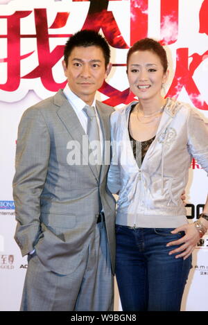 Hong Kong Schauspieler und Sänger Andy Lau (links) und chinesische Schauspielerin Gong Li Pose auf einer Pressekonferenz der neue Film, was Frauen wollen, in Peking, China, Stockfoto