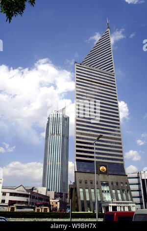 Angesichts der hohen Gebäuden in Tianjin, China, 9. Mai 2010. Drei Dutzend Kraniche Turm über der Tianjin West Railway Station, Teil eines 501-Milliarden Yuan ($ Stockfoto