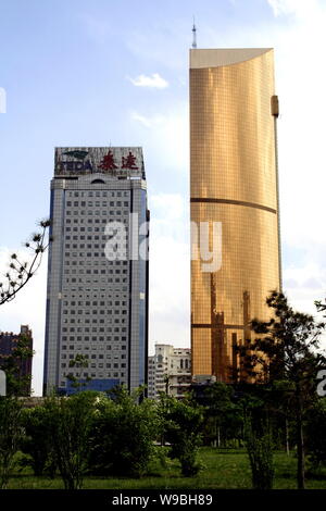 Angesichts der hohen Gebäuden in Tianjin, China, 9. Mai 2010. Drei Dutzend Kraniche Turm über der Tianjin West Railway Station, Teil eines 501-Milliarden Yuan ($ Stockfoto