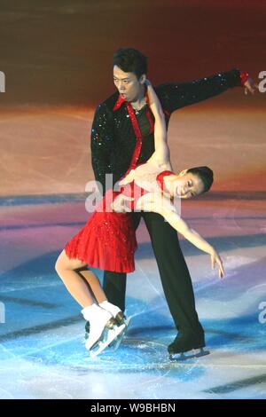 Shen Xue (rechts), Zhao Hongbo, Chinesische paar Skater und der pensionierte Olympiasieger Duo, führen Sie an ihrer Hochzeit Zeremonie in der Hauptstadt Indoor Stadi Stockfoto