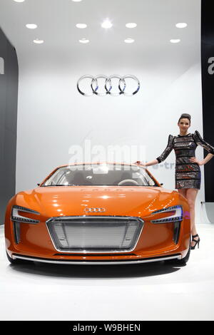 Ein Modell stellt mit einem Audi Auto während eines Auto Show in Peking, China, April 25, 2010. High-end deutsche Autobauer Audi wird bis zu Witz halten Stockfoto