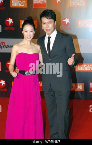 Chinesische paar Skater Zhao Hongbo (rechts) und Shen Xue am roten Teppich von der Preisverleihung von China Fashion Awards 2010 in Shanghai, China, Pose, Keine Stockfoto