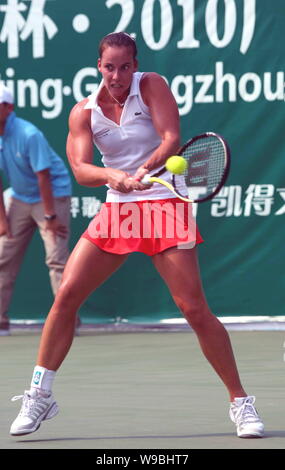 Jarmila Groth von Australien gibt einen Schuß zu Alla Kudryavtseva von Russland im Finale des Guangzhou in Guangzhou, Süd China Guangdong Stockfoto