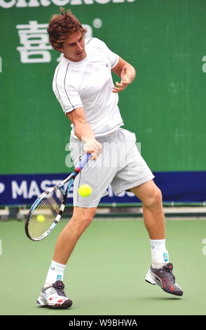 Russische Tennisprofi Igor Andreev spielt einen Schuß während einer Trainingseinheit für Shanghai Rolex Masters 2010 in Shanghai Qi Zhong Tennis Cen Stockfoto