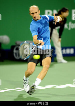 Nikolay Davydenko aus Russland liefert einen Schuß gegen Mischa Zverev in Deutschland in der zweiten Runde der Mens Singles des Shanghai Rolex Masters 2010 Stockfoto