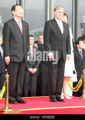 Bundespraesident Horst Koehler (C), seine Frau Eva Luise (R) und YU Zhengsheng, Sekretär der Shanghai Municipal Komitee der Kommunistischen Partei Stockfoto