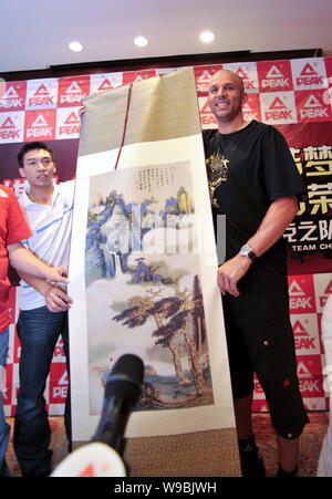 NBA Basketball spieler Jason Kidd von den New Jersey Nets, rechts, ist eine chinesische Malerei während einer Pressekonferenz als Bild Botschafter von C Stockfoto