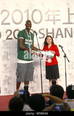 Kevin Garnett NBA Basketball Spieler der Boston Celtics schüttelt Hände mit einem Chinesischen Stiftung Vertreter nach Vorlage ihr ein Paar Sneaker Stockfoto