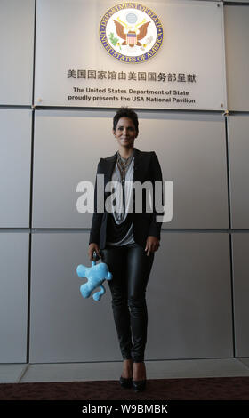 US-Schauspielerin Halle Berry stellt in den USA Pavillon auf der Expo in Shanghai, China, April 25, 2010. Stockfoto