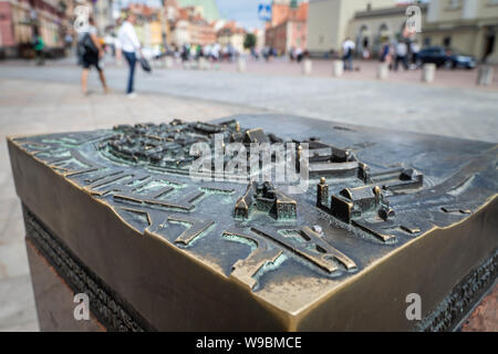 Warschau, Polen - August 2019: Skaliert taktilen Karte von Warschau Altstadt für sehbehinderte Menschen. Unscharfer Hintergrund. Stockfoto