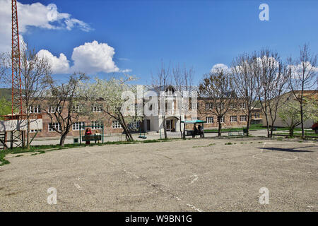 Sevan/Armenien - 06. MAI 2013: Apfelblüte im Frühjahr in den Bergen Stockfoto