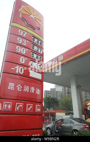 ---- Blick auf eine Tankstelle der CNPC (China National Petroleum Corporation), Muttergesellschaft von PetroChina, in Hangzhou City, East China Zhejiang provinz, Stockfoto