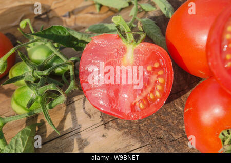 Abstrakte Quadratpixel Mosaik Hintergrund. Mosaik Hintergrund frische Tomaten auf rustikalen hölzernen Hintergrund Stockfoto