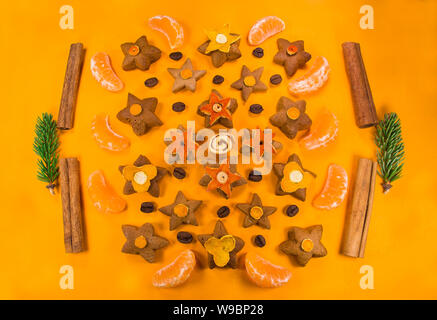 Weihnachten noch Leben mit Zimt, Zweige Fichte, Kaffee, Kekse in Form von Sternen, Mandarinen, Zimt und Gewürze. Natürliche Weihnachten. Geometrische Stockfoto