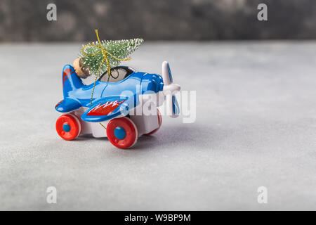 Kleines Flugzeug mit Weihnachtsbaum. Urlaub, Tourismus, Reisen für Weihnachten Stockfoto