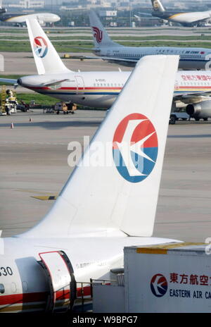 ---- Düsenflugzeuge von China Eastern Airlines sind am internationalen Flughafen Shanghai Pudong in Shanghai, China, 24. April 2010 gesehen. Die übergeordnete Kom Stockfoto