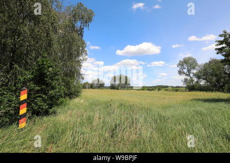 Arendsee, Deutschland. 09 Juni, 2019. Eine schwarz-rot-goldenen Grenze steht an der Landstraße 5 in der Nähe von Schrampe in der westlichen Altmark an der ehemaligen deutsch-deutschen Grenze. Hier in der Altmark Landkreis Salzwedel läuft auch das Grüne Band. Credit: Peter Gercke/dpa-Zentralbild/ZB/dpa/Alamy leben Nachrichten Stockfoto