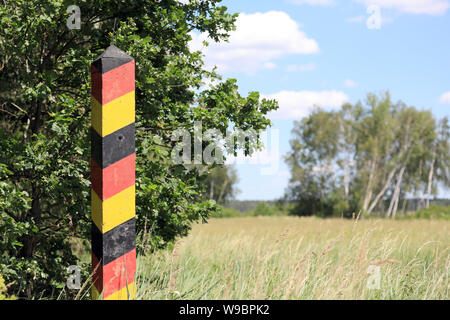 Arendsee, Deutschland. 09 Juni, 2019. Eine schwarz-rot-goldenen Grenze steht an der Landstraße 5 in der Nähe von Schrampe in der westlichen Altmark an der ehemaligen deutsch-deutschen Grenze. Hier in der Altmark Landkreis Salzwedel läuft auch das Grüne Band. Credit: Peter Gercke/dpa-Zentralbild/ZB/dpa/Alamy leben Nachrichten Stockfoto