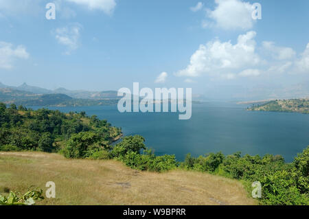 Bhandardara Stausee in der Nähe von Igatpuri, in den Western Ghats von Indien. In der Tehsil Akole Ahmednagar district Maharashtra, Indien. Stockfoto