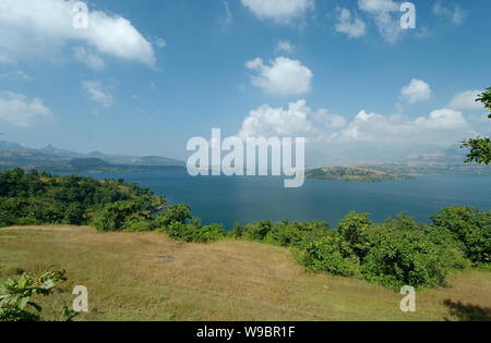 Bhandardara Stausee in der Nähe von Igatpuri, in den Western Ghats von Indien. In der Tehsil Akole Ahmednagar district Maharashtra, Indien. Stockfoto