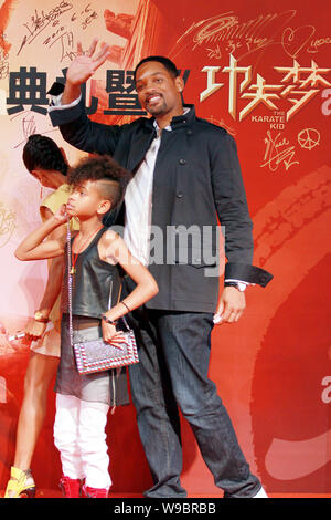 Hollywood Schauspieler Will Smith Wellen neben seiner Tochter Willow Smith bei der Premiere des Films, die Karate Kid, in Peking, China, 16. Juni 2010. Stockfoto