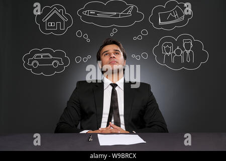 Geschäftsmann mit mehreren Gedanken in Blasen Stockfoto