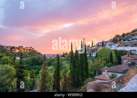 Granada, Spanien, 07/08-19. Das Foto ist von Sacromonte, ein Viertel von Granada überwiegend aus Höhle Häuser berücksichtigt. Auf der linken Seite ist La Alhambra. Stockfoto