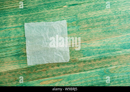 Weißes Blatt dünnes Papier zerknittert Handwerk auf rustikalen Hintergrund der Ansicht von oben. Stockfoto