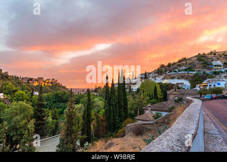 Granada, Spanien, 07/08-19. Das Foto ist von Sacromonte, ein Viertel von Granada überwiegend aus Höhle Häuser berücksichtigt. Auf der linken Seite ist La Alhambra Stockfoto