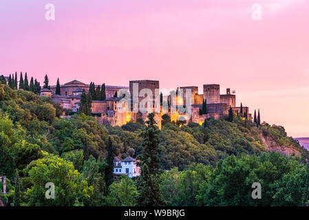 Granada, Spanien, 07/08-19. La Alhambra reflektiert rosa Licht vom Sonnenuntergang, künstliche Beleuchtung Die Beleuchtung der Fassade. Stockfoto