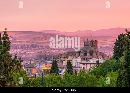 Granada, Spanien, 07/08-19. Die Kathedrale von Granada und des Stadtzentrums fotografiert bei einem schönen Sonnenuntergang. Stockfoto