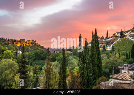 Granada, Spanien, 07/08-19. Das Foto ist von Sacromonte, ein Viertel von Granada überwiegend aus Höhle Häuser berücksichtigt. Auf der linken Seite ist La Alhambra. Stockfoto