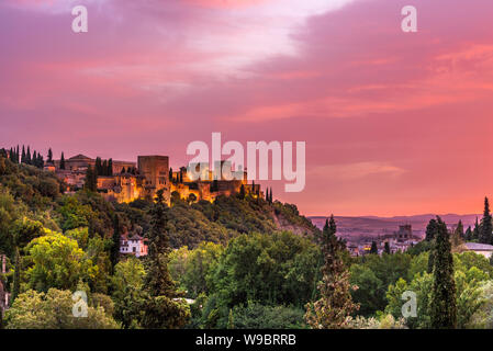 Granada, Spanien, 07/08-19. La Alhambra reflektiert rosa Licht vom Sonnenuntergang, künstliche Beleuchtung Die Beleuchtung der Fassade. Stockfoto