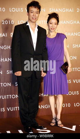 Ehemalige chinesische Skater Shen Xue, rechts, und Zhao Hongbo pose bei der Eröffnung einer Louis Vuitton store in Pudong, Shanghai, China, 28. April Stockfoto