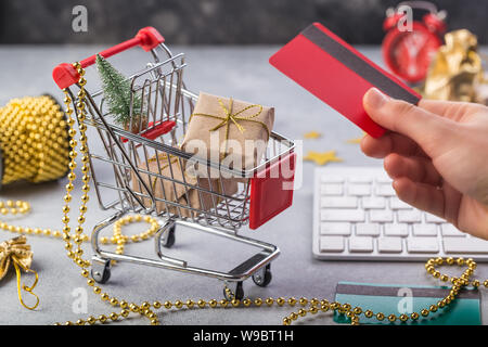 Klein rot Warenkorb mit Tastatur für Internet online shopping Konzept Weihnachtsgeschenke. Zeit sparen. Stockfoto