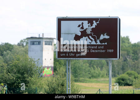 Arendsee, Deutschland. 09 Juni, 2019. Ein Zeichen für die ehemals geteilten Deutschland kann an der Landstraße 5 in der Nähe von Schrampe in der westlichen Altmark an der ehemaligen deutsch-deutschen Grenze gefunden werden. Hier in der Altmark Landkreis Salzwedel läuft auch das Grüne Band. Credit: Peter Gercke/dpa-Zentralbild/ZB/dpa/Alamy leben Nachrichten Stockfoto