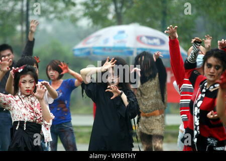 Chinesische Michael Jackson Fans Tanz zum Song Thriller von Michael Jackson während der Thrill der Welt Veranstaltung in Chongqing, China, Sonntag, den 25. Oktober 2. Stockfoto